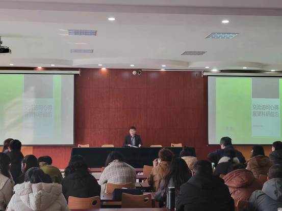 会议室里的人们描述已自动生成